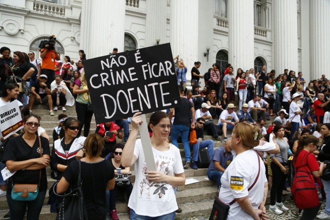 Manifestante exibe placa contra a reforma da previdência na praça Santos Andrade. | Henry Milleo/Gazeta do Povo