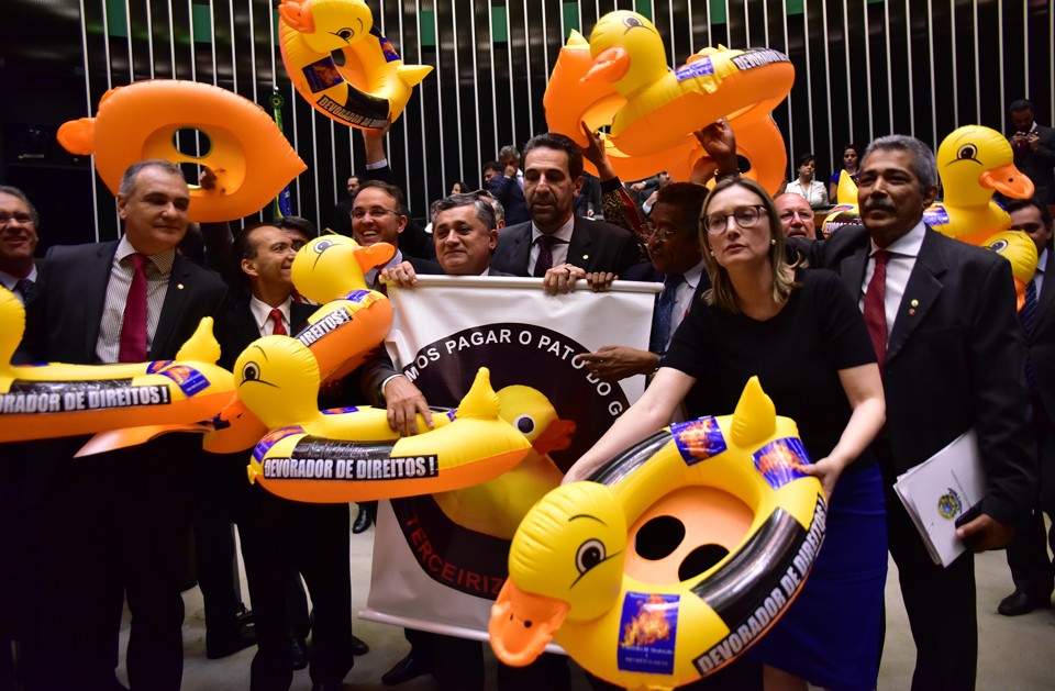 Deputados da oposição protestam contra a aprovação do projeto de terceirização: trabalhador vai pagar o pato | Zeca Ribeiro/Agência Câmara