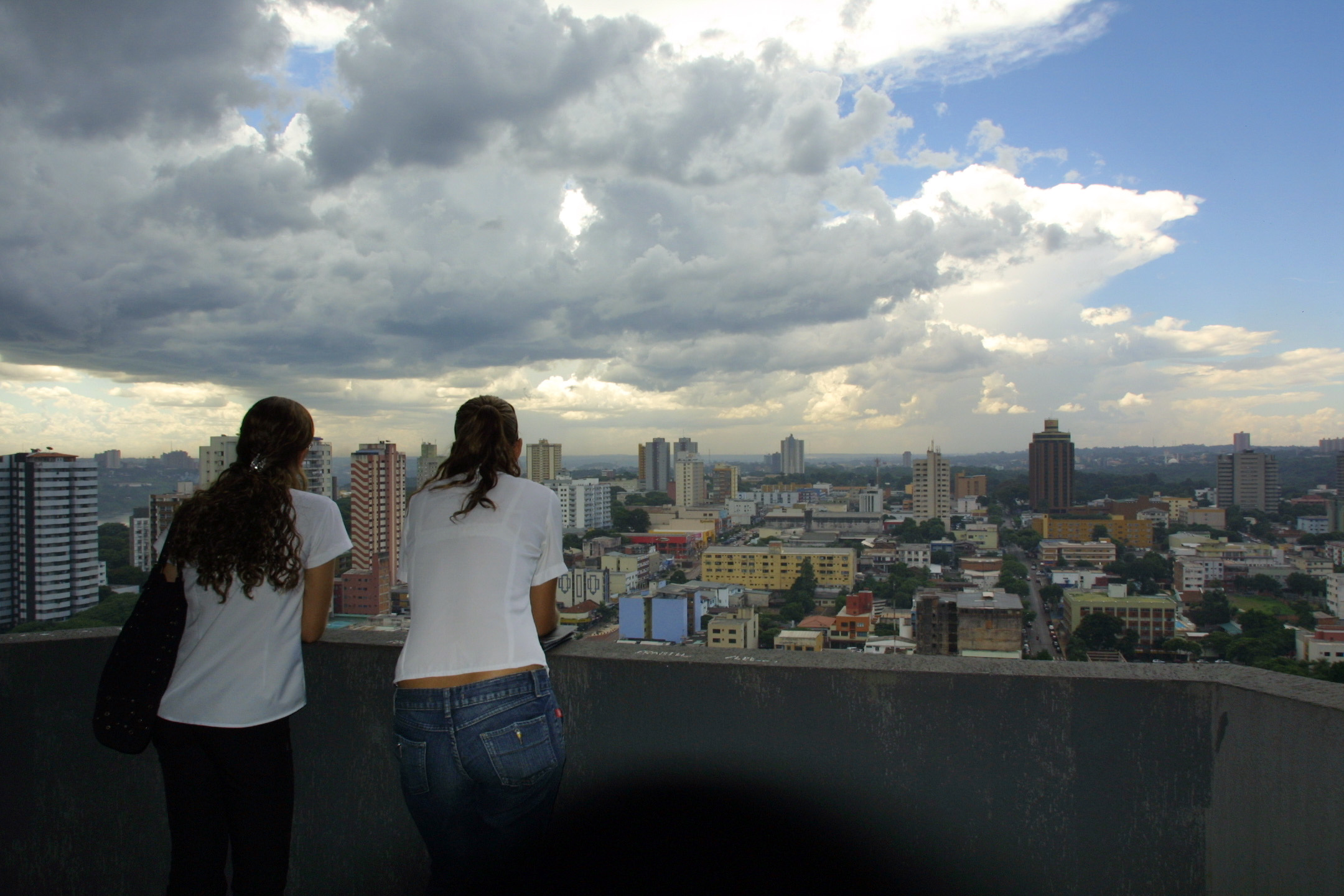 Tempo ameno prevalece apenas em Curitiba, região metropolitana e algumas cidades dos Campos Gerais. | Fernando Benega/Gazeta do Povo