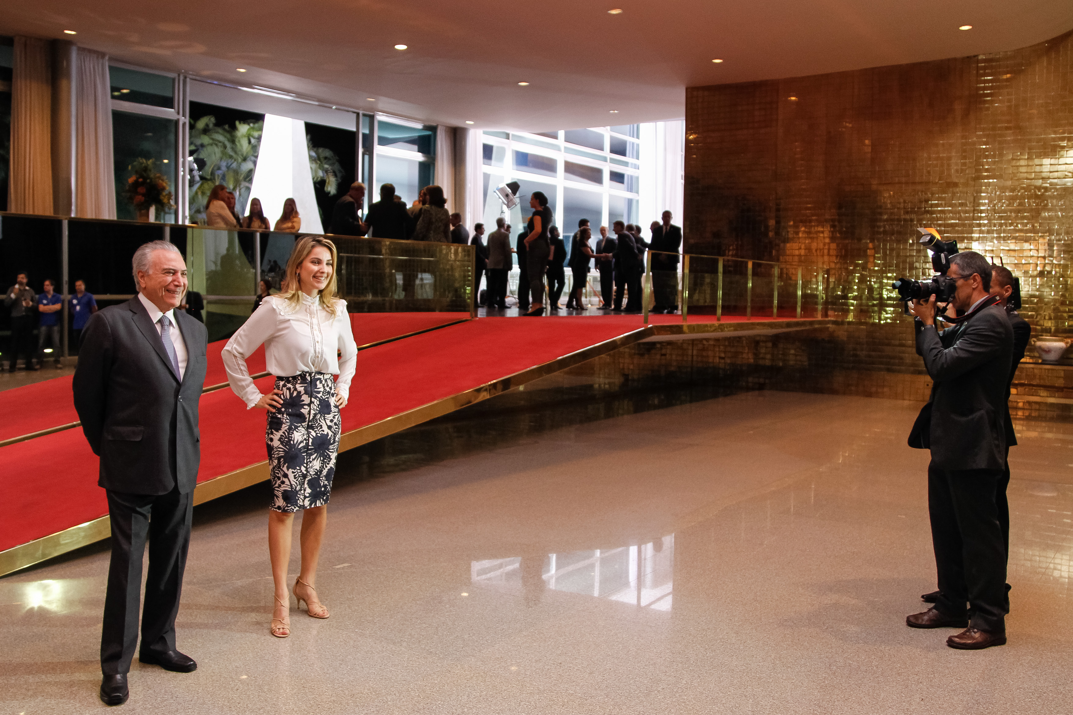 Temer e Marcela recepcionando aliados em jantar no Alvorada, em outubro. | Beto Barata/PR