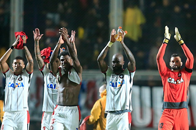 Jogadores do Atlético agradecem a presença da torcida após o jogo. | Albari Rosa/Gazeta do Povo