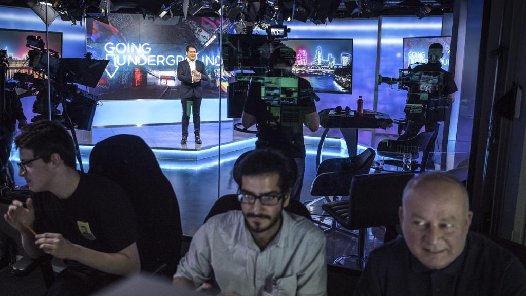 Afshin Rattansi , ex-BBC e CNN,comanda o programa ‘Going Underground’, na RT | Sergey Ponomarev/NYT