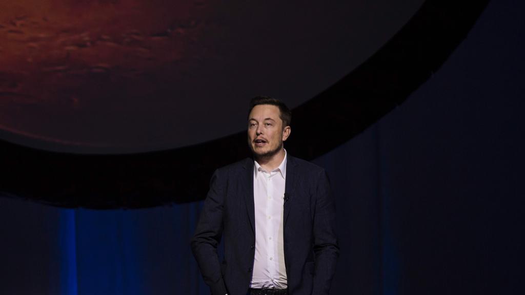 Milionário Elon Musk, fundador da companhia de carros elétricos Tesla e do projeto espacial SpaceX, quer conectar cérebros a computadores | Hector Guerreo/AFP