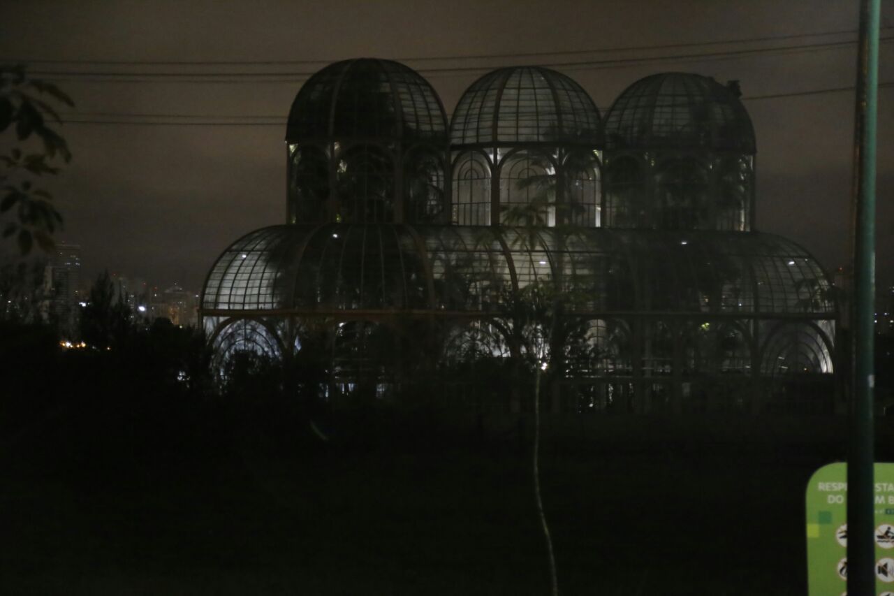 Foto externa do Jardim Botânico feita na noite desta quarta-feira (8) | Pedro Serapio/Gazeta do Povo
