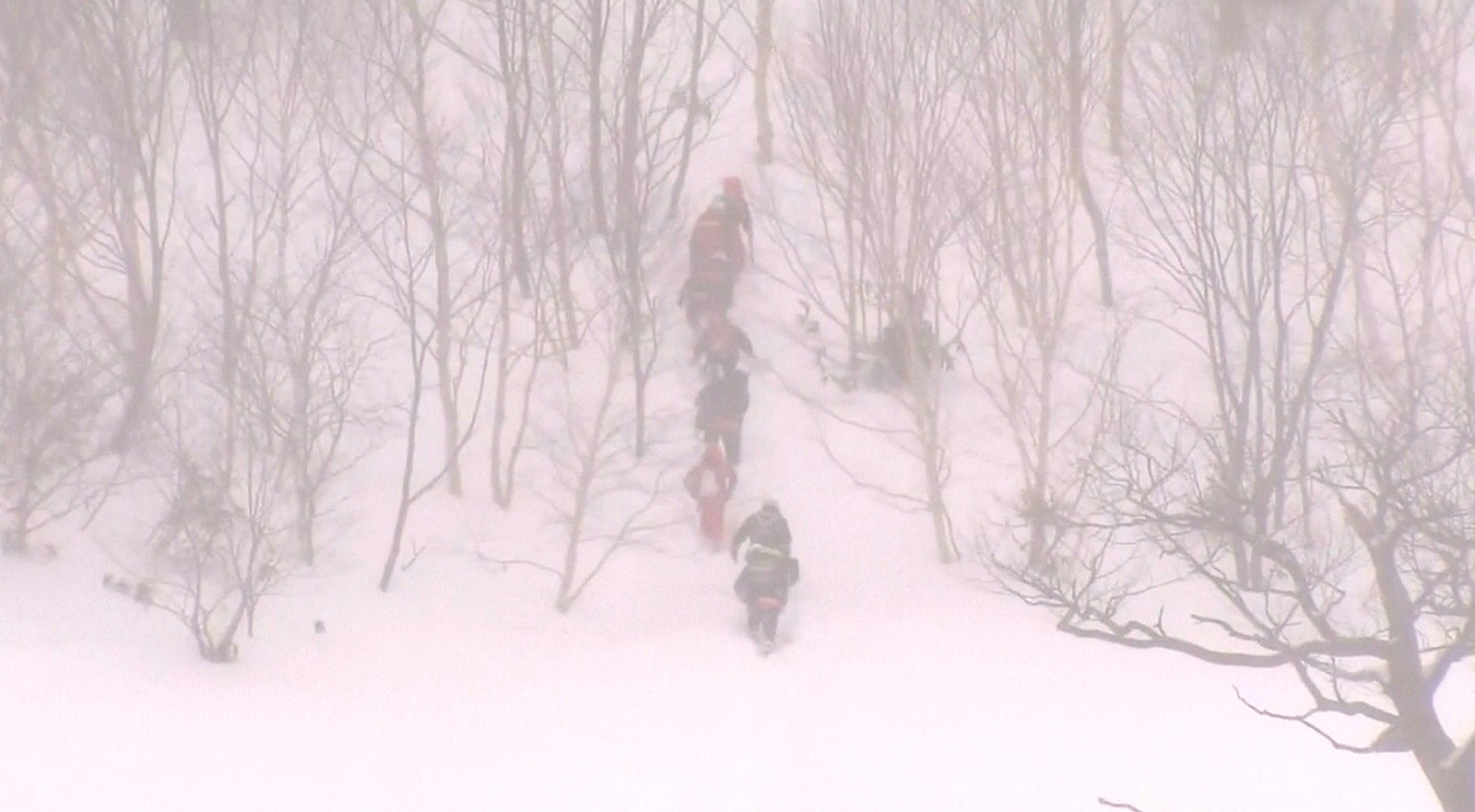 Equipes trabalham no resgate de vítimas | Reprodução Reuters TV