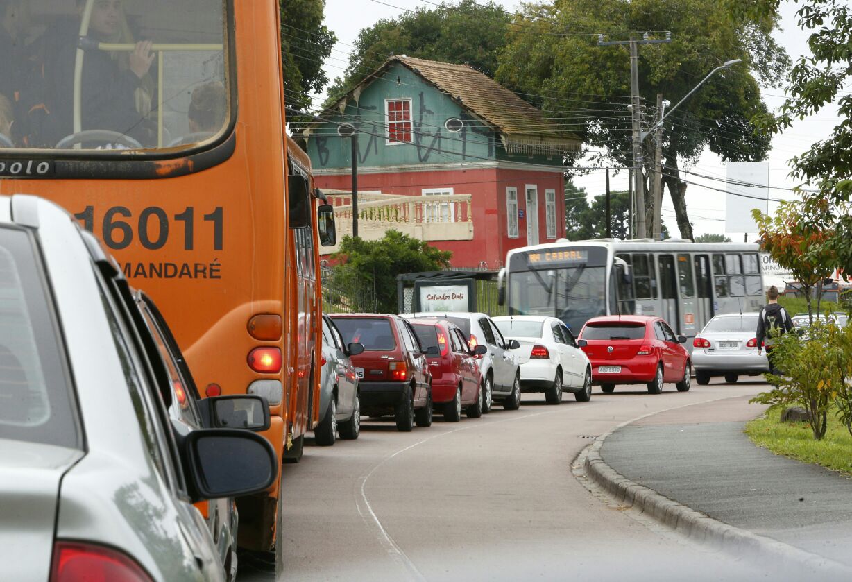 Trânsito na Avenida Anita Garibaldi, no Cabral | Aniele Nascimento/