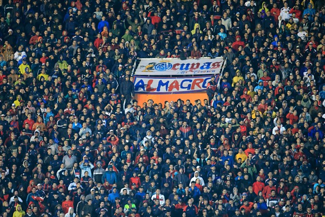 Torcida do San Lorenzo também enfrentou a chuva para ver o jogo. | Albari Rosa/Gazeta do Povo