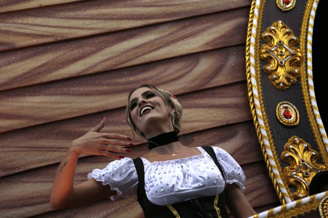 Um carro alegórico no formato de navio lembrou a chegada dos imigrantes ao Paraná | Robson Fernandjes