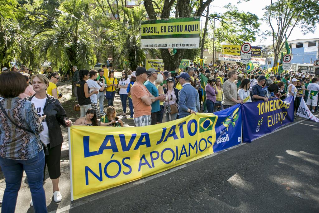 Manifestação em Curitiba em apoio à Operação Lava Jato, que completa três anos na próxima sexta-feira. | Marcelo Andrade/Gazeta do Povo