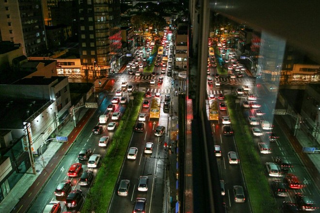 A Rua Mariano Torres também tem grande fluxo de veículos. | Daniel Castellano/Gazeta do Povo