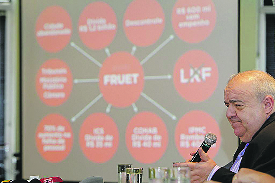 Em janeiro, Greca apresentou as dívidas de Curitiba  e as acusações contra Fruet em power point  similar a da Lava Jato | Antônio More/Gazeta do Povo