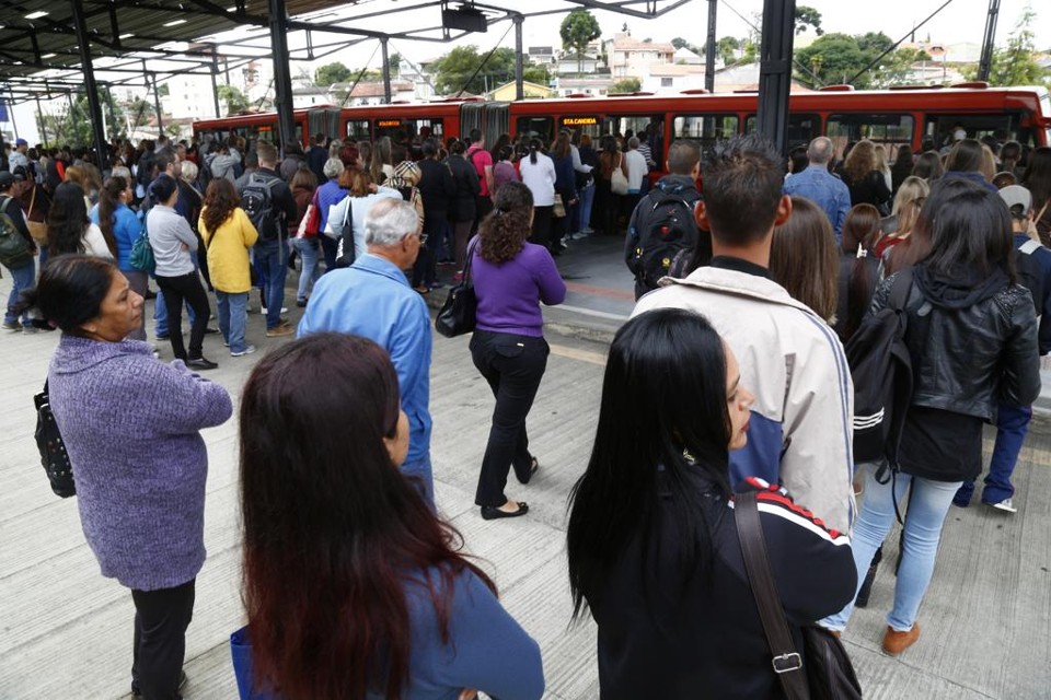 Motoristas e cobradores suspendem greve por 24 horas em Curitiba Dia deve ser de longas filas e esperas para quem precisa usar o transporte público em Curitiba | Aniele Nascimento/Gazeta do Povo