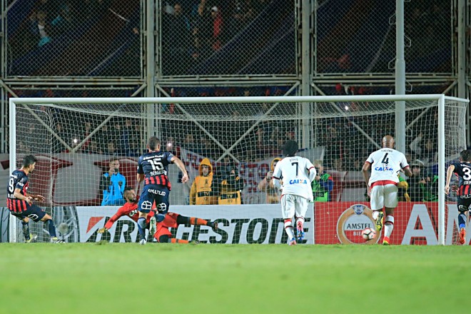 Blandi perde o pênalti para o San Lorenzo. | Albari Rosa/Gazeta do Povo