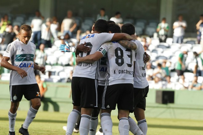 E ainda teve mais um gol de Kléber para festa da torcida e do elenco coxa-branca. | Antônio More/Gazeta do Povo