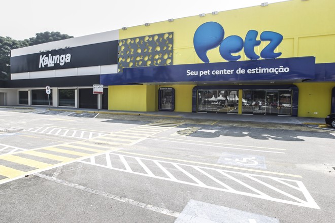 O imóvel do Seminário não seguiu como mercado. No espaço agora funciona as lojas Kalunga e Petz | Jonathan Campos/GAZETA DO POVO