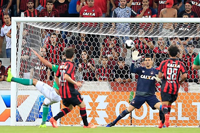 O goleiro atleticano Santos faz a defesa com tranquilidade, em lance de perigo do Coritiba. | Albari Rosa/Gazeta do Povo