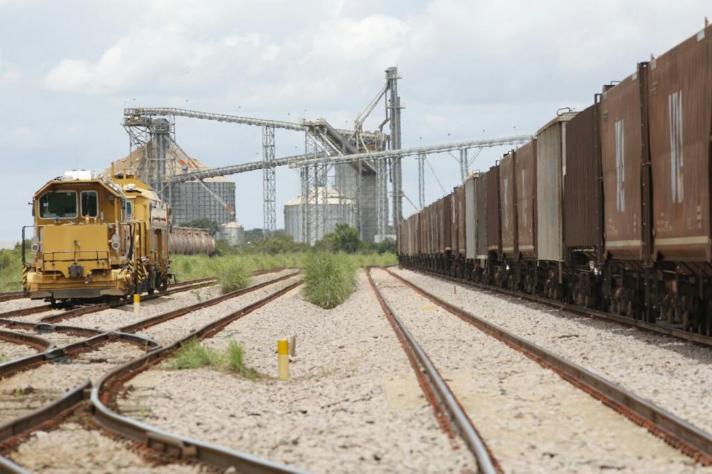 Com a proximidade dos portos do Nordeste brasileiro e rodovias em bom estado de conservação, em sua maioria, o escoamento tocantinense conta também com uma estrada de ferro (ferrovia sul-norte). | Lineu Filho/Gazeta do Povo