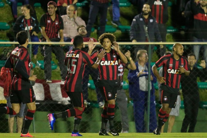 De falta, Felipe Gedoz empatou o jogo para o Atlético logo depois, aos 10 min. | Albari Rosa/Gazeta do Povo