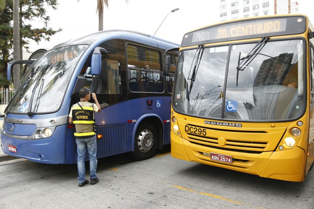 Agente da Urbs fiscaliza circulação de ônibus pelo centro da cidade