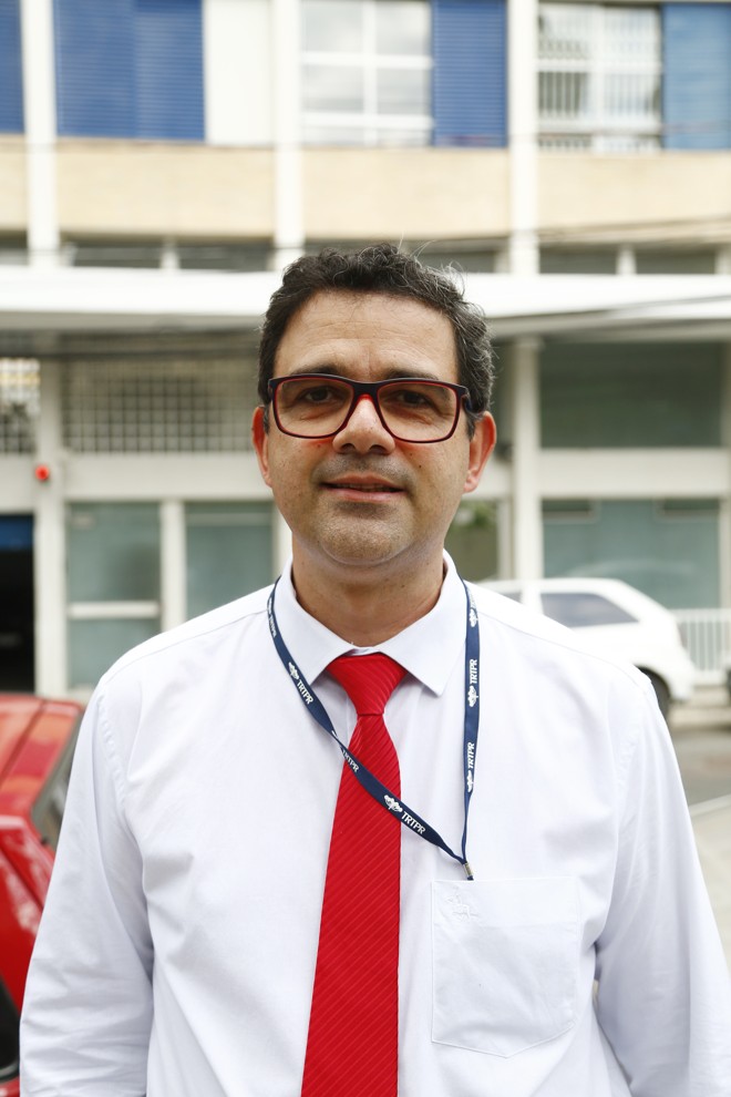 “No momento, a tendência é que eu escolha um nome novo para ver se a gente consegue dar uma reviravolta [na política] ou tentar acreditar que possa haver uma mudança. A gente pode estudar, conhecer as propostas, verificar a questão do ‘pedigree’ desse novo político.” (Alan Oliveira, 47, servidor público federal) | Henry Milleo/Gazeta do Povo