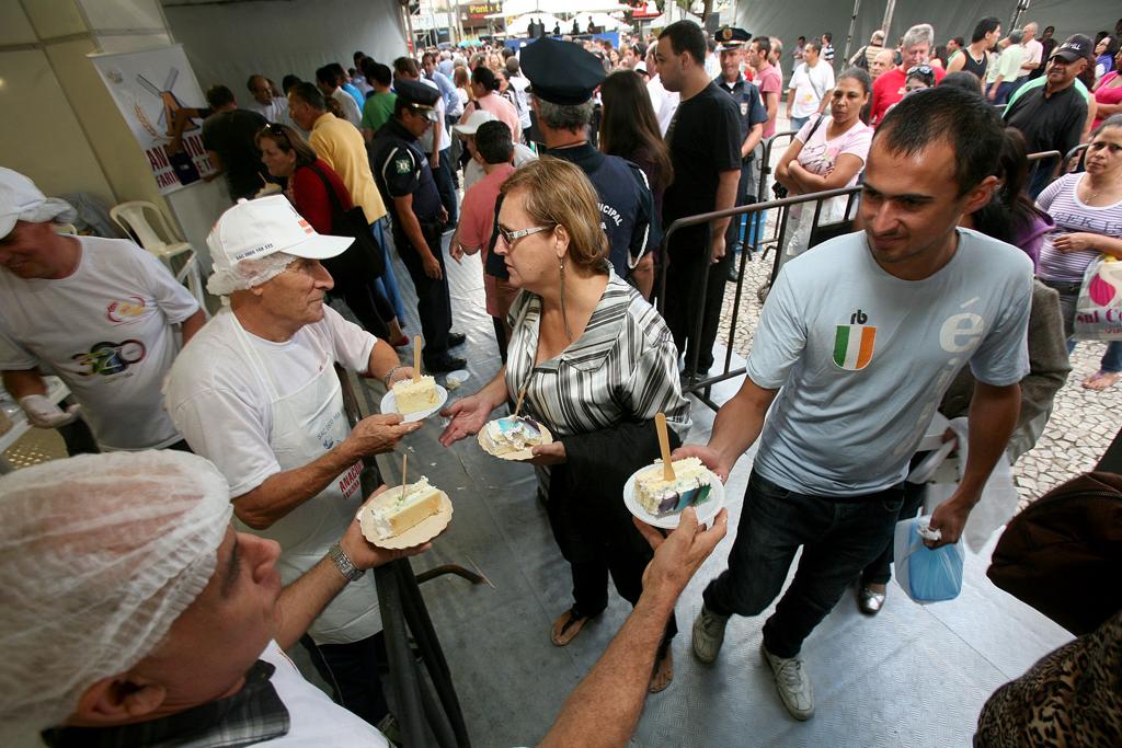 Bolo sendo distribuído no parque Barigui em 2015: sobremesa é tradição do aniversário da capital há 15 anos. | Gelson Bampi/Divulgação