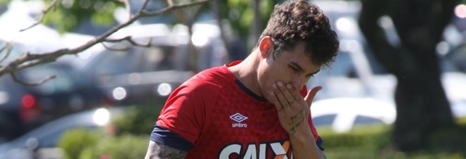 Fora dos planos do Atlético, Vinícius treina em separado no CT do Caju. | Aniele Nascimento/Gazeta do Povo