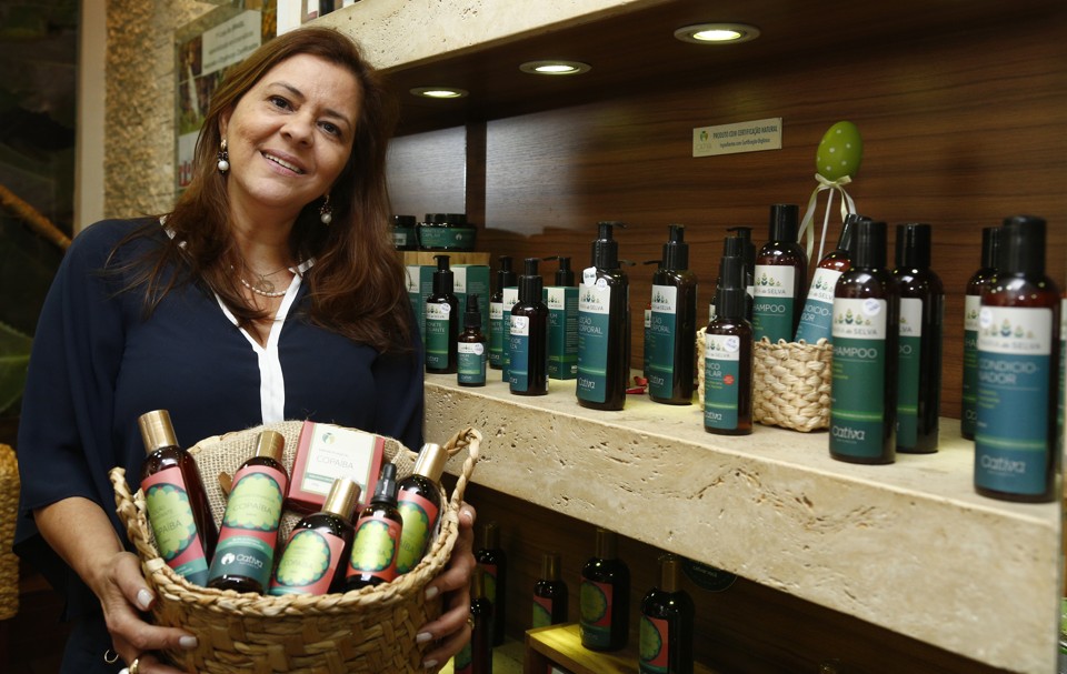 Cativa mostra que cosméticos orgânicos são um bom negócio. Na foto, a socióloga Rose Bezecry, criadora da marca. | Aniele Nascimento/Gazeta do Povo