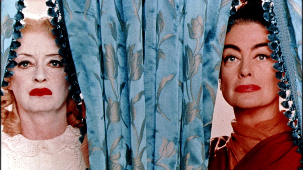 “O que terá acontecido a Baby Jane?”, um clássico de Hollywood com Bette Davis e Joan Crawford, é o ponto de partida para a série “Feud” (lááá no item 10). | Reprodução