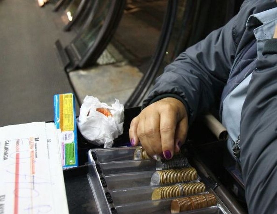 Cobradora  deveria sair às 16h30 mas deverá ficar no tubo até 0h40 | Daniel Castellano/Gazeta do Povo