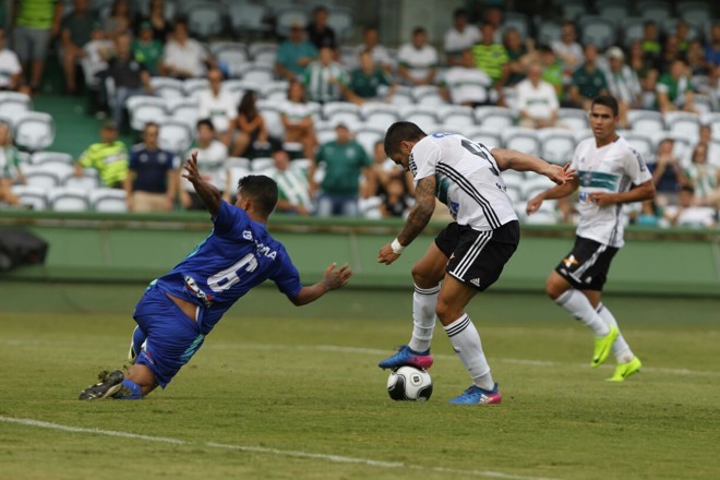 Henrique Almeida prepara a finalização com um lindo drible em Kairo. | Antônio More/Gazeta do Povo