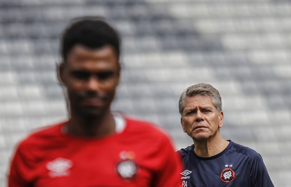 Paulo Autuori (ao fundo) levará o time reserva a campo, com Wanderson na zaga. | Jonathan Campos/Gazeta do Povo