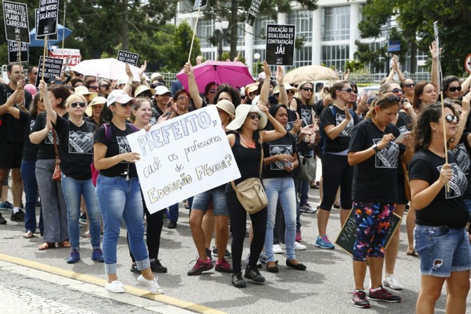 No final da manhã desta quinta-feira (16), professores municipais se reuniram em frente à Prefeitura de Curitiba. | Henry Milleo/Gazeta do Povo
