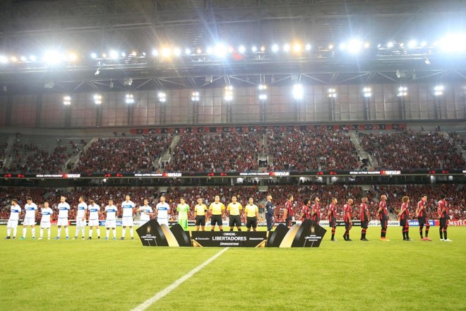 Hinos sendo executados na Arena da Baixada. | Albari Rosa/Gazeta do Povo