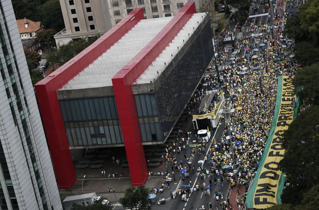 Manifestantes estendem uma bandeira pelo fim do foro privilegiado na Avenida Paulista, em São Paulo | MIGUEL SCHINCARIOL/AFP