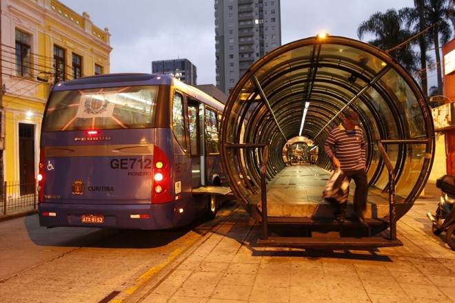 Trabalhadores do transporte e da educação iniciaram o segundo dia de paralisação em Curitiba. No transporte, o serviço opera parcialmente. Ônibus da linha ligeirão Pinheirinho/Carlos Gomes já podiam ser vistos nas primeiras horas desta quinta-feira (16). | Jonathan Campos