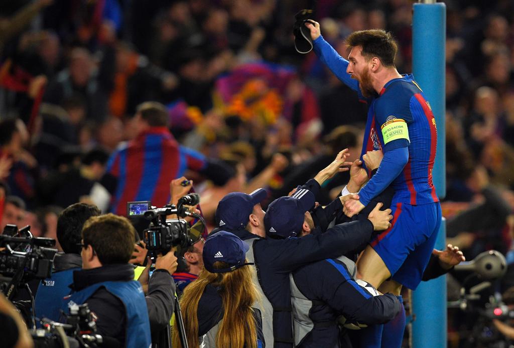 Messi celebra gol histórico com a torcida do Bracelona. | LLUIS GENE/AFP