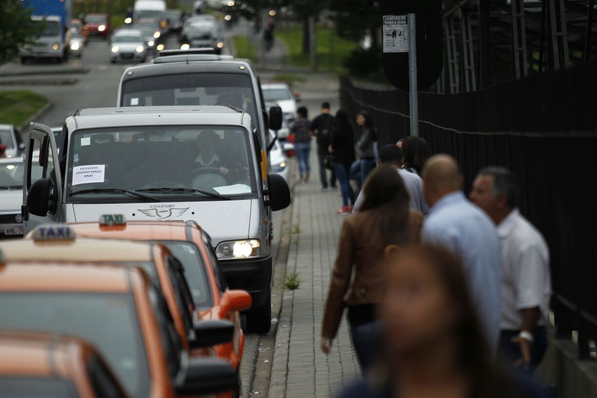 Vans cadastradas pela Urbs atendem usuários do transporte público nesta quarta | Jonathan Campos