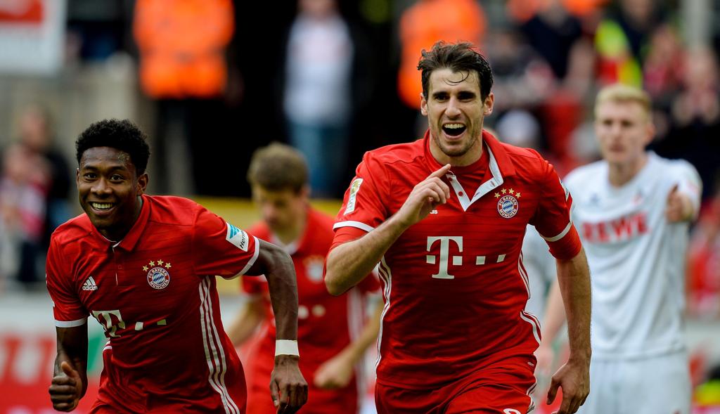 Javier Martinez comemora gol na vitória que consolida o Bayern de Munique na liderança da Bundesliga | SASCHA SCHUERMANN/AFP