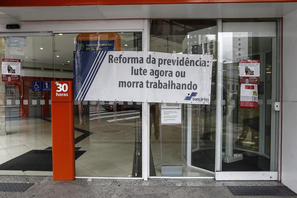 Bancários aderiram aos protestos contra a reforma da Previdência. | Jonathan Campos/Gazeta do Povo