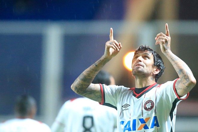 Lucho González fez o terceiro gol dele na Libertadores. | Albari Rosa/Gazeta do Povo