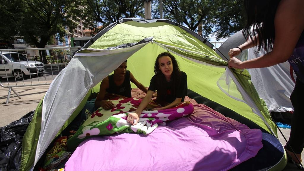 Faltando ainda um mês para o show do cantor canadense Justin Bieber, fãs já acampam do lado de fora do estádio do Palmeiras, em São Paulo, onde será realizada a apresentação