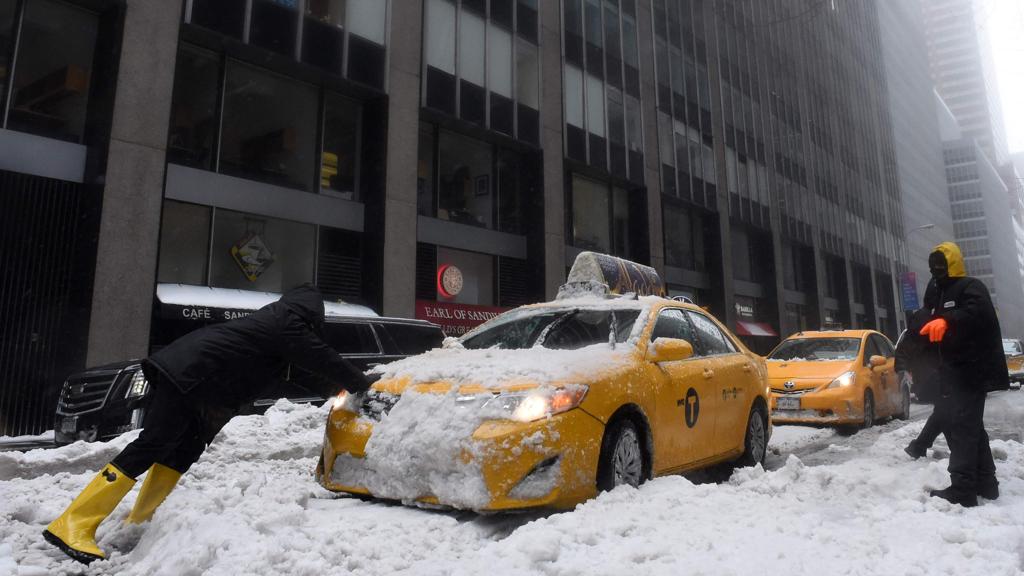 Que tal o frio: no finzinho do inverno, a neve caiu com gosto na Costa Leste dos Estados Unidos. Na foto, New York, New York. | Eric Barada/AFP