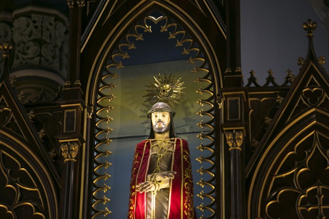 Imagens e pinturas precisaram ser restauradas devido ao incidente. | Marcelo Andrade/Gazeta do Povo