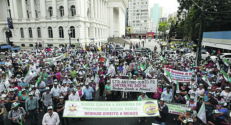 Protesto de trabalhadores rurais contra a reforma da Previdência em Curitiba nesta quarta-feira (8): maioria da população rejeita proposta do governo.. | Jonathan Campos/Gazeta do Povo