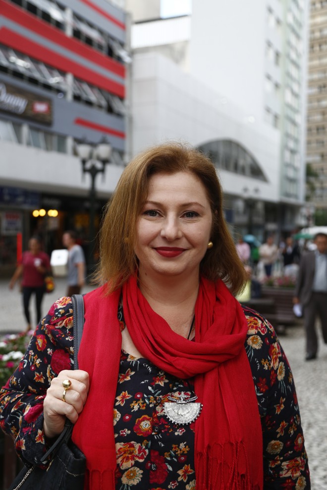 “Eu não votaria em alguém envolvido na Lava Jato porque ter o nome ligado a algum tipo de investigação já me deixaria com o pé atrás. Provavelmente evitaria votar, exceto se não tivesse nenhum outro candidato. Consideraria até anular meu voto, nesse caso.” (Adeli Jasluk, 43, bancária) | Henry Milleo/Gazeta do Povo