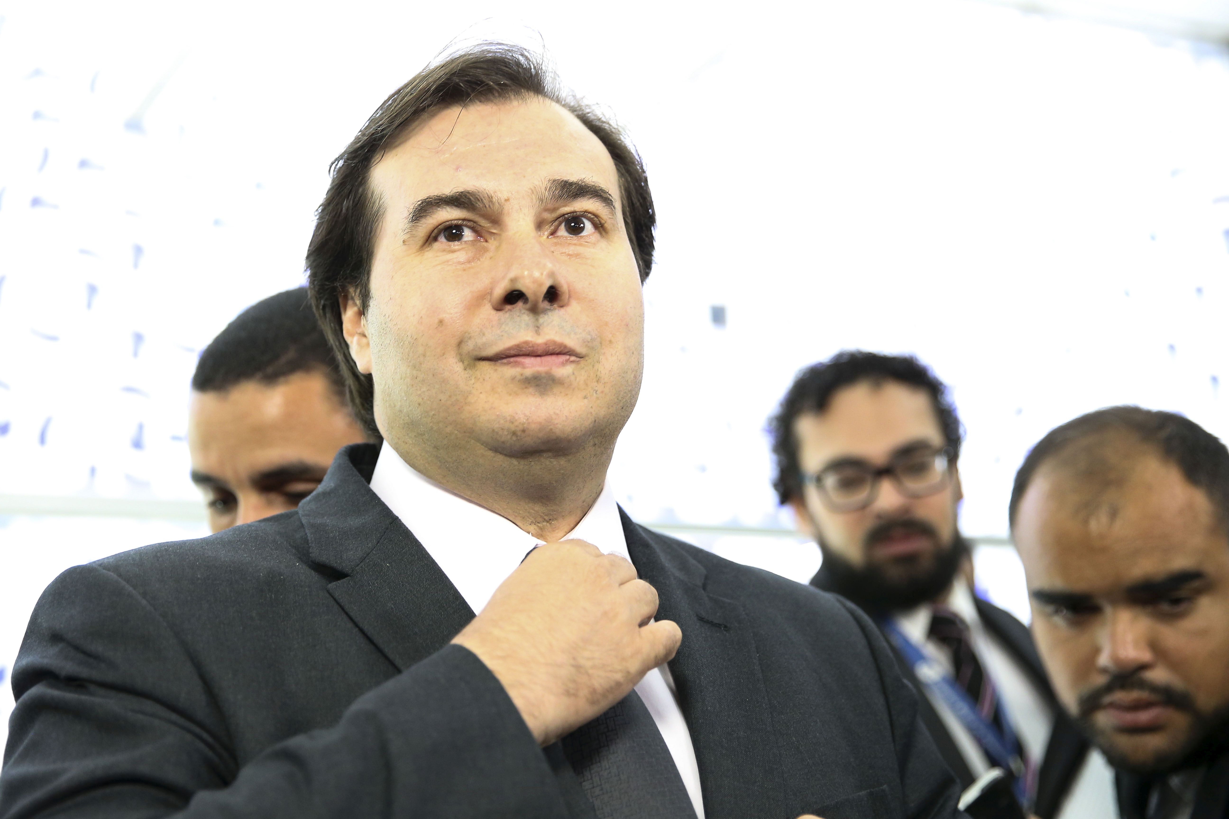 Rodrigo Maia negou que queira aumentar o número de cargos para apadrinhados políticos. Disse que só quis entender porque há tantos servidores concursados nas funções comissionadas. | Marcelo Camargo/Agência Brasil
