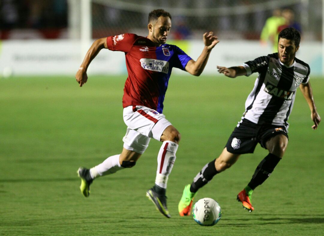 Diego Tavares teve atuação regular no empate em casa. | Daniel Castellano/Gazeta do Povo