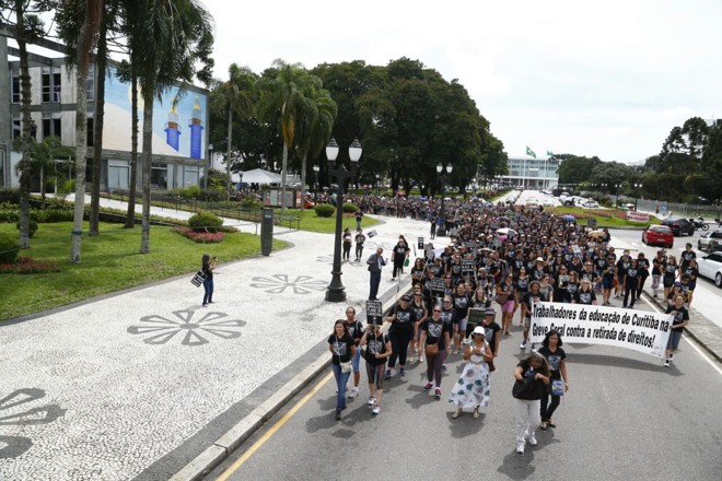 Vestidos de preto, professores dão volta ao redor do prédio da prefeitura. A categoria segue tentando uma audiência com o prefeito de Curitiba, Rafael Greca (PMN). | Henry Milleo/Gazeta do Povo