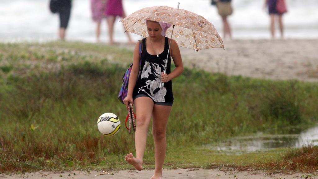 Guarda-chuva vai ser item obrigatório durante o fim de semana | Walter Alves/Gazeta do Povo/Arquivo
