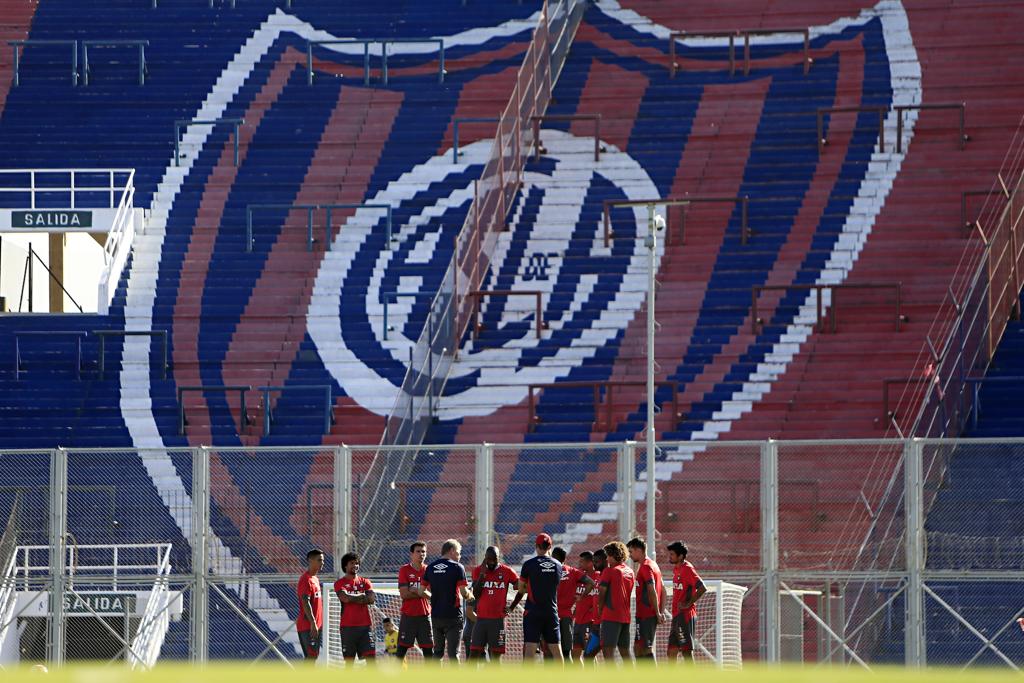 Jogadores do Atlético conversam com o técnico Paulo Autuori durante reconhecimento do gramado do Nuevo Gasómetro. | Albari Rosa/Gazeta do Povo